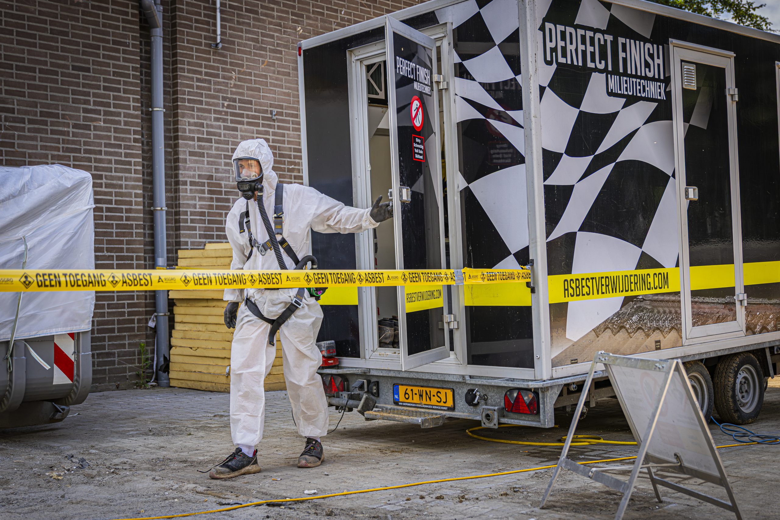 Man in asbest beschermingskleding