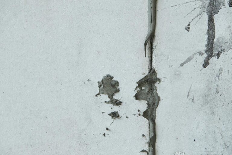 Asbest herkennen aan de muur