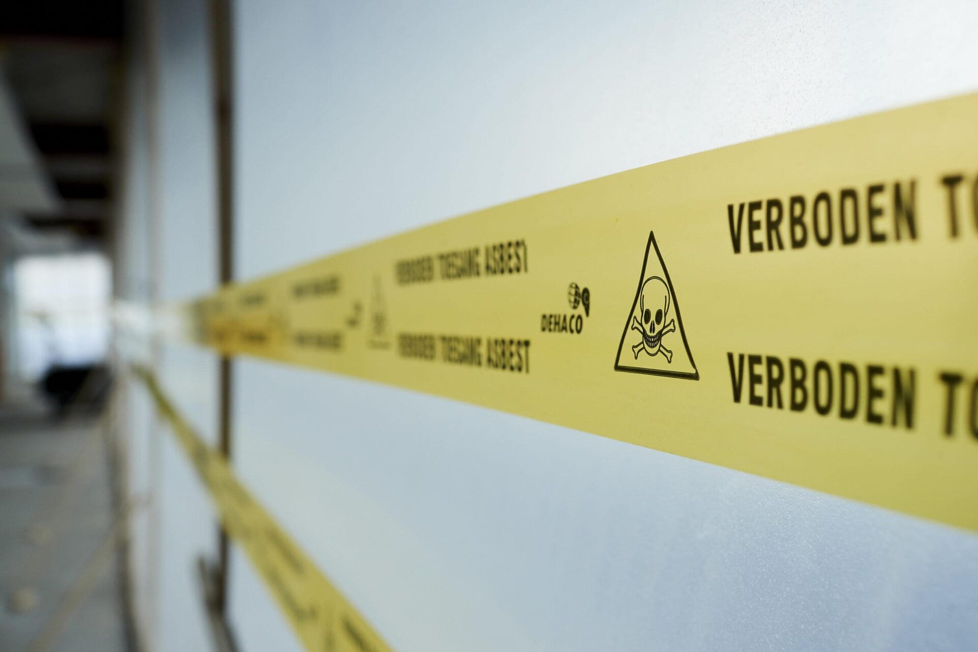 Verboden toegang afzetlint voor een locatie met asbest